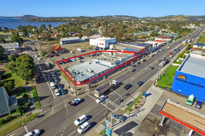 Suburban Neighbourhood Shopping Complex Sells Under the Hammer for $3.312 mil, Net Yield 5.4%.